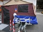 3Dog Scoutdog Zeltanhänger, natürlich vom DOG Händler, mit Heizung, Innenbeleuchtung, Batterie, Küche, Komfortbett (160x220cm),  Küchenerker und Sonnensegel, 1.000kg gebremst, - Galerie - Bild 2