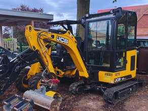 Minibagger JCB 1,9t mieten – Schaufelset und Trailer | RENDSBURG