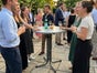 Stehtisch mieten (∅ 80 cm) – Klappbar, grau & wetterfest – Optional mit Husse - Galerie - Bild 2