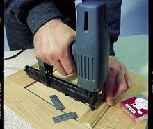 Tacker für schmale Klammern und Nägel, Elektro