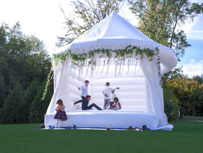 Hüpfburg weiß ideal für Hochzeiten