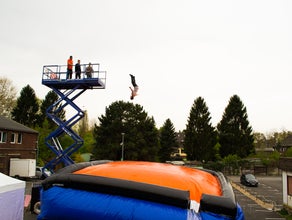 FREEFALL AIRBAG / BIGAIRBAG AUS 12 METERN HÖHE IN EIN LUFTKISSEN SPRINGEN!