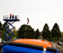 FREEFALL AIRBAG / BIGAIRBAG AUS 12 METERN HÖHE IN EIN LUFTKISSEN SPRINGEN!