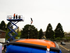 FREEFALL AIRBAG / BIGAIRBAG AUS 12 METERN HÖHE IN EIN LUFTKISSEN SPRINGEN!