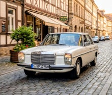 Weißen Mercedes Oldtimer Strichacht aus den 70ern als Hochzeitsauto mieten. Selbstfahrer oder mit Chauffeur!