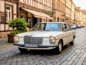 Weißen Mercedes Oldtimer Strichacht aus den 70ern als Hochzeitsauto mieten. Selbstfahrer oder mit Chauffeur!