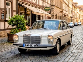 Weißen Mercedes Oldtimer Strichacht aus den 70ern als Hochzeitsauto mieten. Selbstfahrer oder mit Chauffeur!