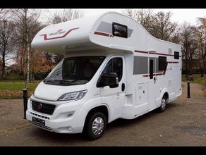 2022 Modell Automatik Roller Team Zefiro 675 - 6 Schlafplätze + 6 Sicherheitsgurte + fahrbar mit einem normalen britischen Führerschein.