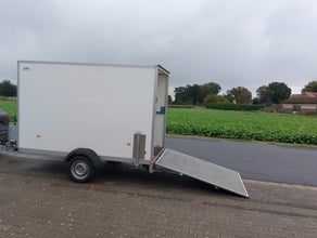 Kofferanhänger mit Rampe