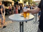 Stehtisch mieten (∅ 80 cm) – Klappbar, grau & wetterfest – Optional mit Husse - Galerie - Bild 3
