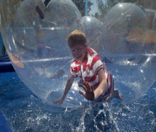 XXL Aqua Balls / Aqua Zorbing / Wasserball Arena / Water-Walking Balls inkl. 1 Eventbetreuer + Pool 8,5 x 7 m