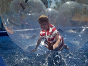 XXL Aqua Balls / Aqua Zorbing / Wasserball Arena / Water-Walking Balls inkl. 1 Eventbetreuer + Pool 8,5 x 7 m