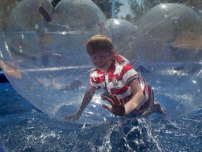 XXL Aqua Balls / Aqua Zorbing / Wasserball Arena / Water-Walking Balls inkl. 1 Eventbetreuer + Pool 8,5 x 7 m