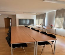 Modern ausgestatteter Seminar- / Schulungsraum bis 40 Personen mit 86" Touch-Display für Präsentationen und Videokonferenzen
