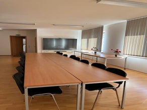 Modern ausgestatteter Seminar- / Schulungsraum bis 40 Personen mit 86" Touch-Display für Präsentationen und Videokonferenzen