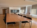 Modern ausgestatteter Seminar- / Schulungsraum bis 40 Personen mit 86" Touch-Display für Präsentationen und Videokonferenzen