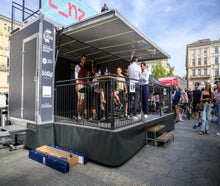 Promotiontrailer, VIP-Bereich, Messestand, Bühne