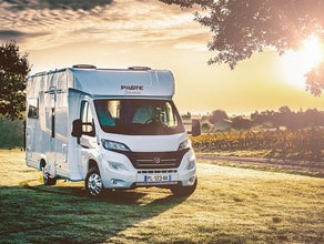 Klassischer 4-Personen-Wohnmobil mit großer U-Sitzgruppe
