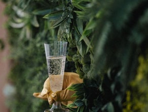 Champagne Wall - Ring for champagne