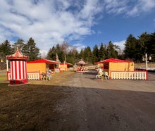 "Sommeraktion Jahrmarkt", Verkaufshütte, Hütte, Zaunelemente, Glücksrad, Caroussell, Hau den Lukas, Stehtische mit Hussen