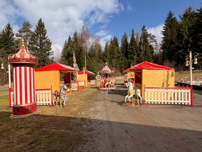 "Sommeraktion Jahrmarkt", Verkaufshütte, Hütte, Zaunelemente, Glücksrad, Caroussell, Hau den Lukas, Stehtische mit Hussen