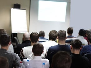 Mini Komplettset Präsentation mit Beamer 3000 Lumen und Stativleinwand