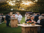 Rustikaler Stehtisch mieten – Holzbohlen-Tisch für Vintage & Outdoor Events - Galerie - Bild 3