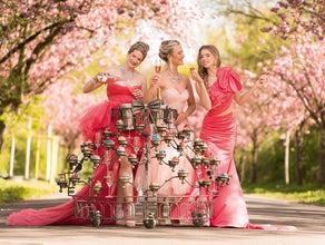 Glamouröse Showgirls & Walking Acts buchen: Las Vegas, Bauchladen & Event-Models