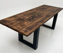 Rustikaler Holzbohlentisch, Holztisch aus alten Bohlen, dunkel lasiert mieten – Vintage Banketttisch (220x80 cm) für Hochzeiten & Events