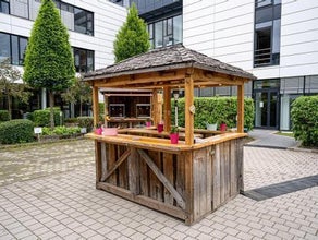 Marktstand im Altholzlook Walmdachhütte
