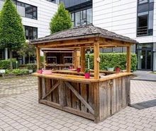 Marktstand im Altholzlook Walmdachhütte