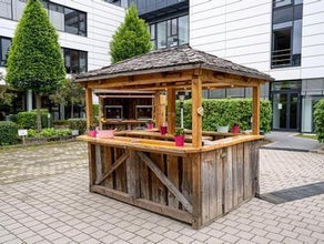 Marktstand im Altholzlook Walmdachhütte