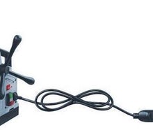 Magnetbohrständer mit Bohrmaschine