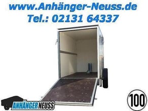 Kofferanhänger mit Auffahrrampe