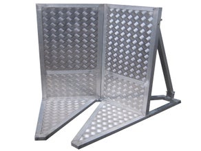 Verbindungselement, Ecke, Crash Barrier, Absperrung, Crashbarrier, Stage Barrier, Stagebarrier, Demogitter, Bühnengitter, Grabengitter, mobile Absperrung, Absperrungen, Barricade, Barricades, Barrikade, Blockade, Wellenbrecher, Bühnenbarrikade, Corner