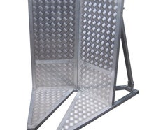 Verbindungselement, Ecke, Crash Barrier, Absperrung, Crashbarrier, Stage Barrier, Stagebarrier, Demogitter, Bühnengitter, Grabengitter, mobile Absperrung, Absperrungen, Barricade, Barricades, Barrikade, Blockade, Wellenbrecher, Bühnenbarrikade, Corner