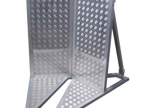 Verbindungselement, Ecke, Crash Barrier, Absperrung, Crashbarrier, Stage Barrier, Stagebarrier, Demogitter, Bühnengitter, Grabengitter, mobile Absperrung, Absperrungen, Barricade, Barricades, Barrikade, Blockade, Wellenbrecher, Bühnenbarrikade, Corner