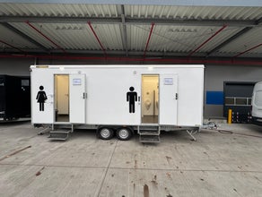 Hochwertiger Toilettenwagen (4x Damen / 2x Herren + 4x Urinale)