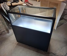 Messetheke Vitrine schwarz mit Beleuchtung und Regal mit Anlieferung