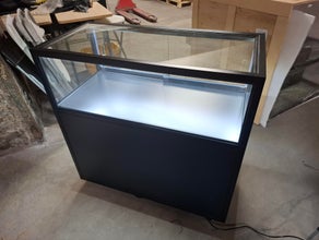 Messetheke Vitrine schwarz mit Beleuchtung und Regal mit Anlieferung