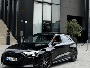 Audi RS3 Sportback Schwarz – Premium Mietwagen mit Panorama & Performance
