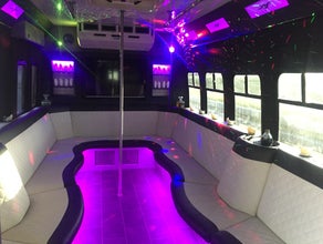 Partybus, Schulbus, kostenlose Getränke und roter Teppich incl., Tanzstange! Zudem dürfen Sie kostenlos eigene Getränke mitbringen!
