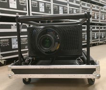 Hochleistungs-Beamer mit 30.000 Lumen - Christie Boxer 4K30 inkl. Objektiv und Flugrahmen