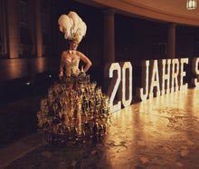 Premium Sektempfang: Mobiles Servierkleid, Showgirls & Live-Saxophon