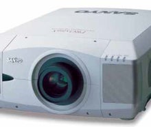 Videoprojektor / Beamer Sanyo PLC-XF 45 mit 10.000 Ansi-Lumen