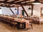 Rustikaler Holzbohlentisch, Holztisch aus alten Bohlen, dunkel lasiert mieten – Vintage Banketttisch (220x80 cm) für Hochzeiten & Events - Galerie - Bild 3