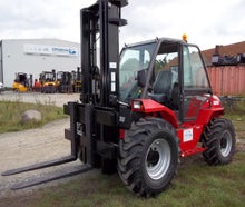 4x4 Geländestapler mit bis zu 5 Tonnen Tragkraft und 5,5m Hubhöhe - Allrad mit Vollkabine und großer Bereifung