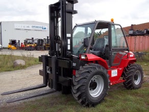 4x4 Geländestapler mit bis zu 5 Tonnen Tragkraft und 5,5m Hubhöhe - Allrad mit Vollkabine und großer Bereifung