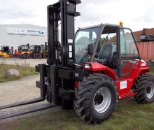 4x4 Geländestapler mit bis zu 5 Tonnen Tragkraft und 5,5m Hubhöhe - Allrad mit Vollkabine und großer Bereifung