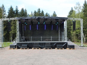 Rundbogen Trailerbühne mobile Bühne Open Air 48qm 8x6m